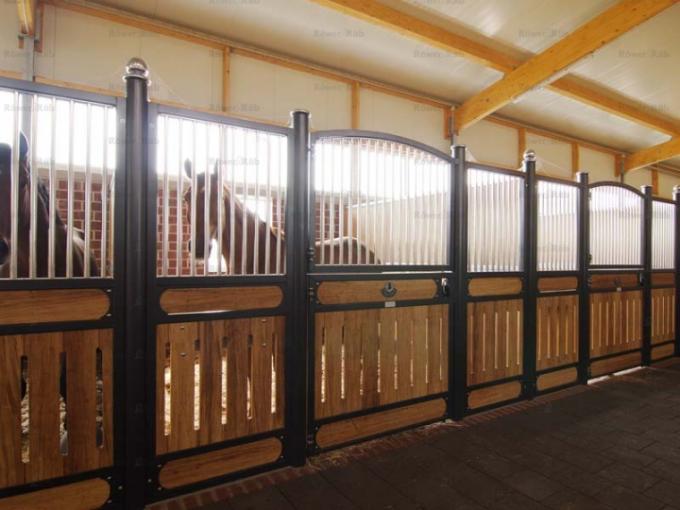 Prefabricated Powder Coated 2 Horse Stable Partitions With Bamboo Horse