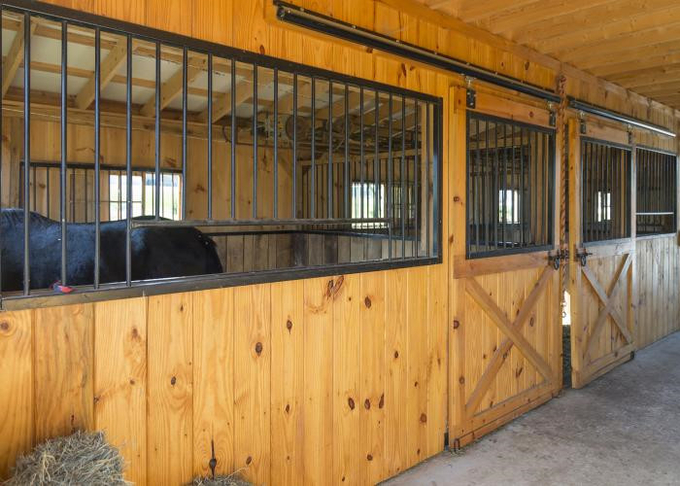 Livestock Hay Feeder For Cattle And Horse Corral Feeder With Roof