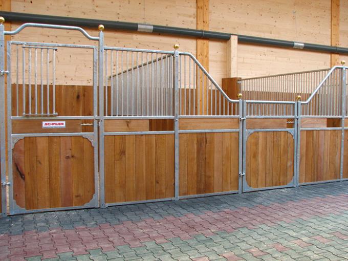 Q235 Low Carbon Steel Wire Horse Stable Partitions With Sliding Door