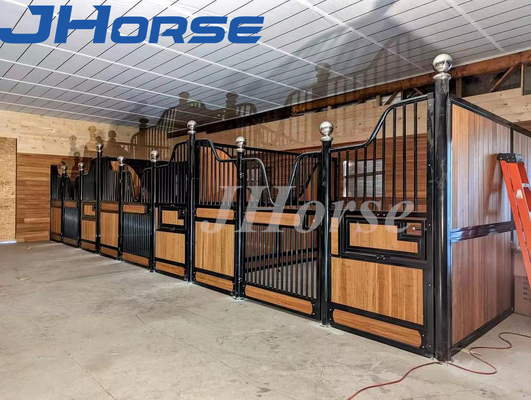Indoor Strong Simple Portable Horse Stable 2.2m 7.2inch Height Customization